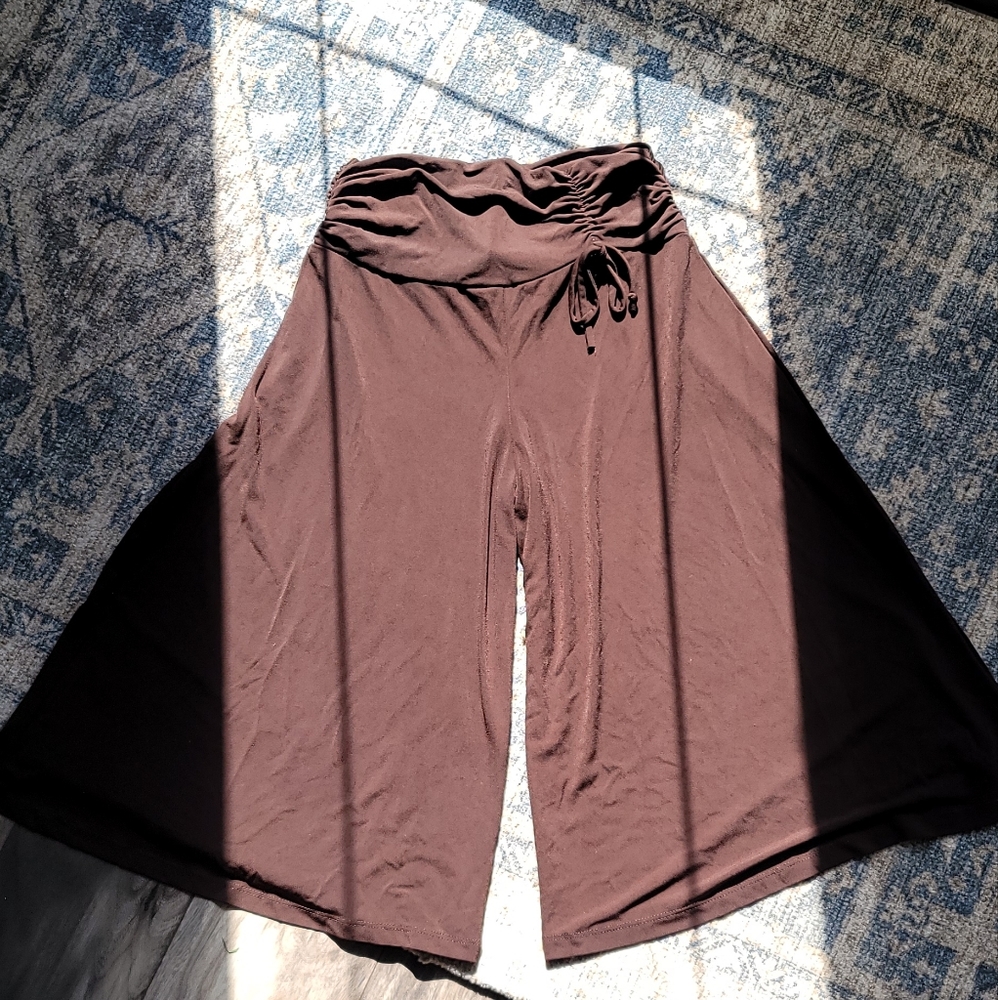 Girls  size (12-14) retro gaucho pants. Great Condition!
